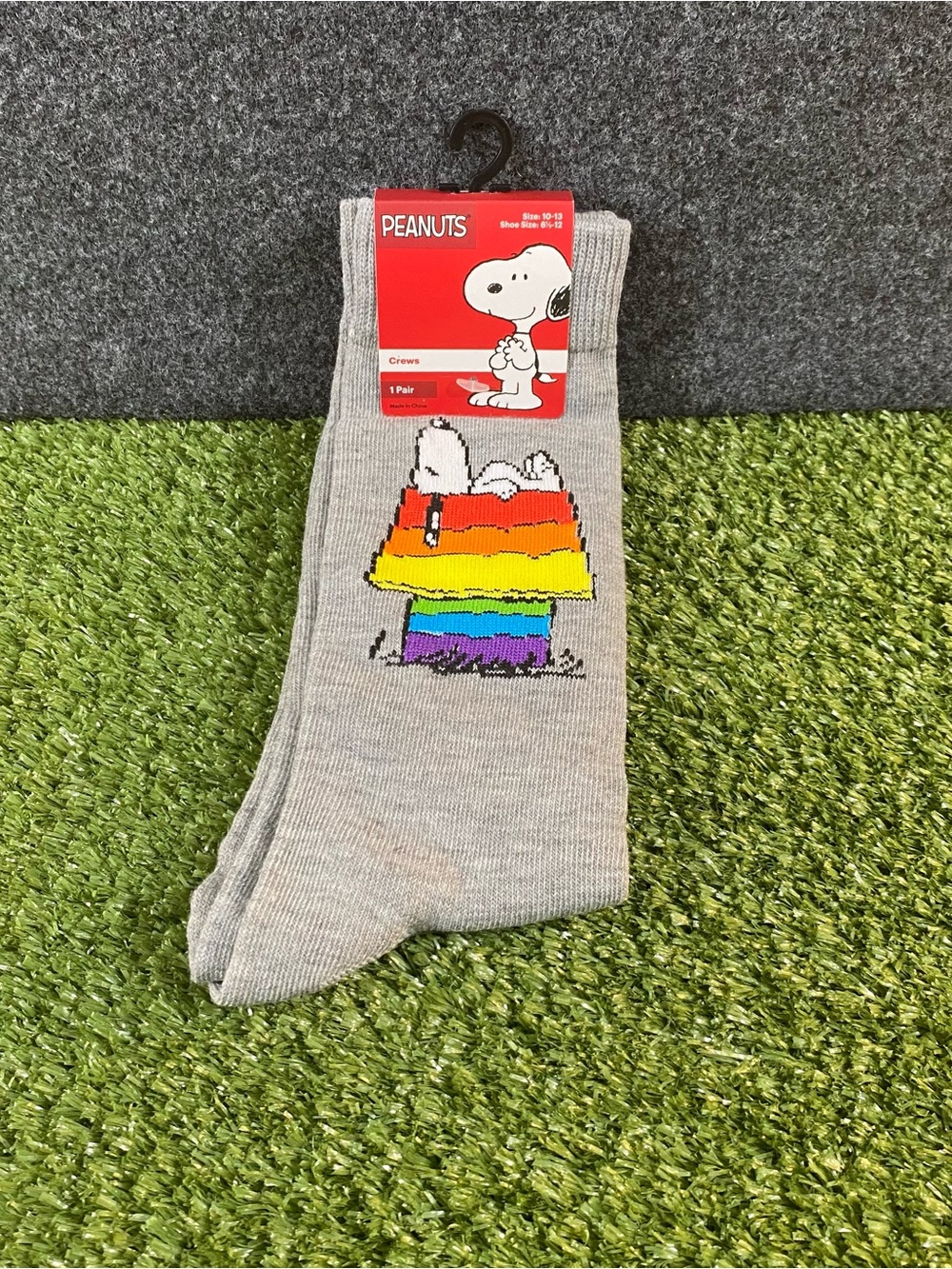 Peanuts Snoopy Men's Gray LGBTQ Crew Socks with Rainbow Doghouse Size 10-13